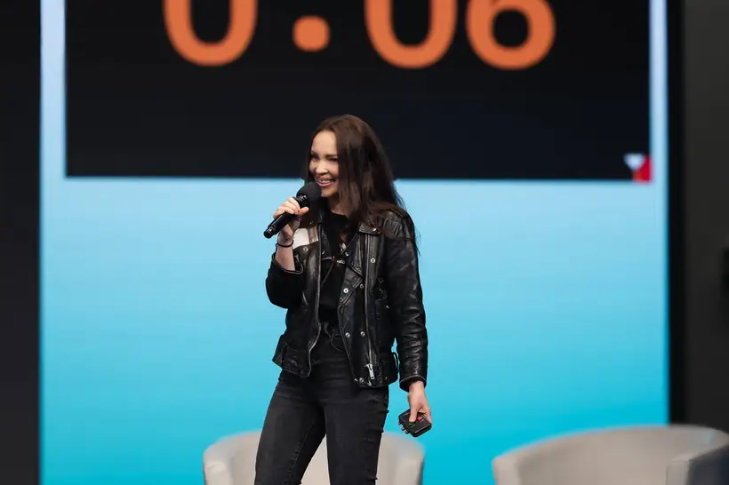Xenia Vogt on stage with a microphone
